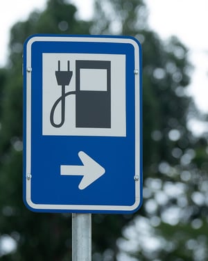 EV Parking Schild zeigt wo man mit dem EAuto parken und laden kann