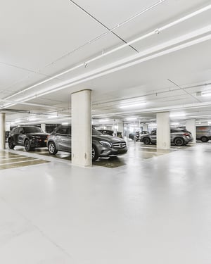 Tiefgarage in einer Wohnanlage